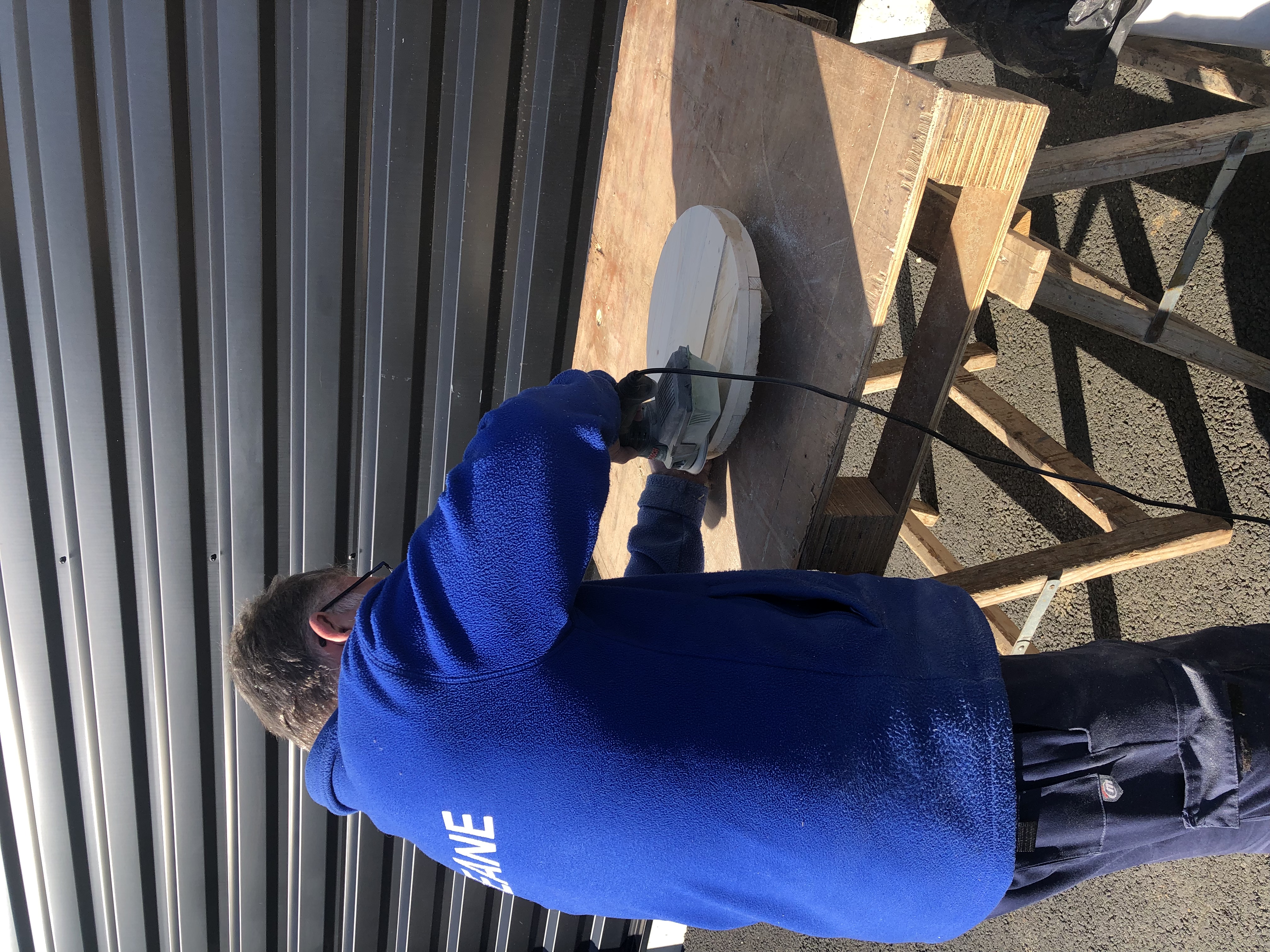 Un des employés scEAne entrain de scié le bois