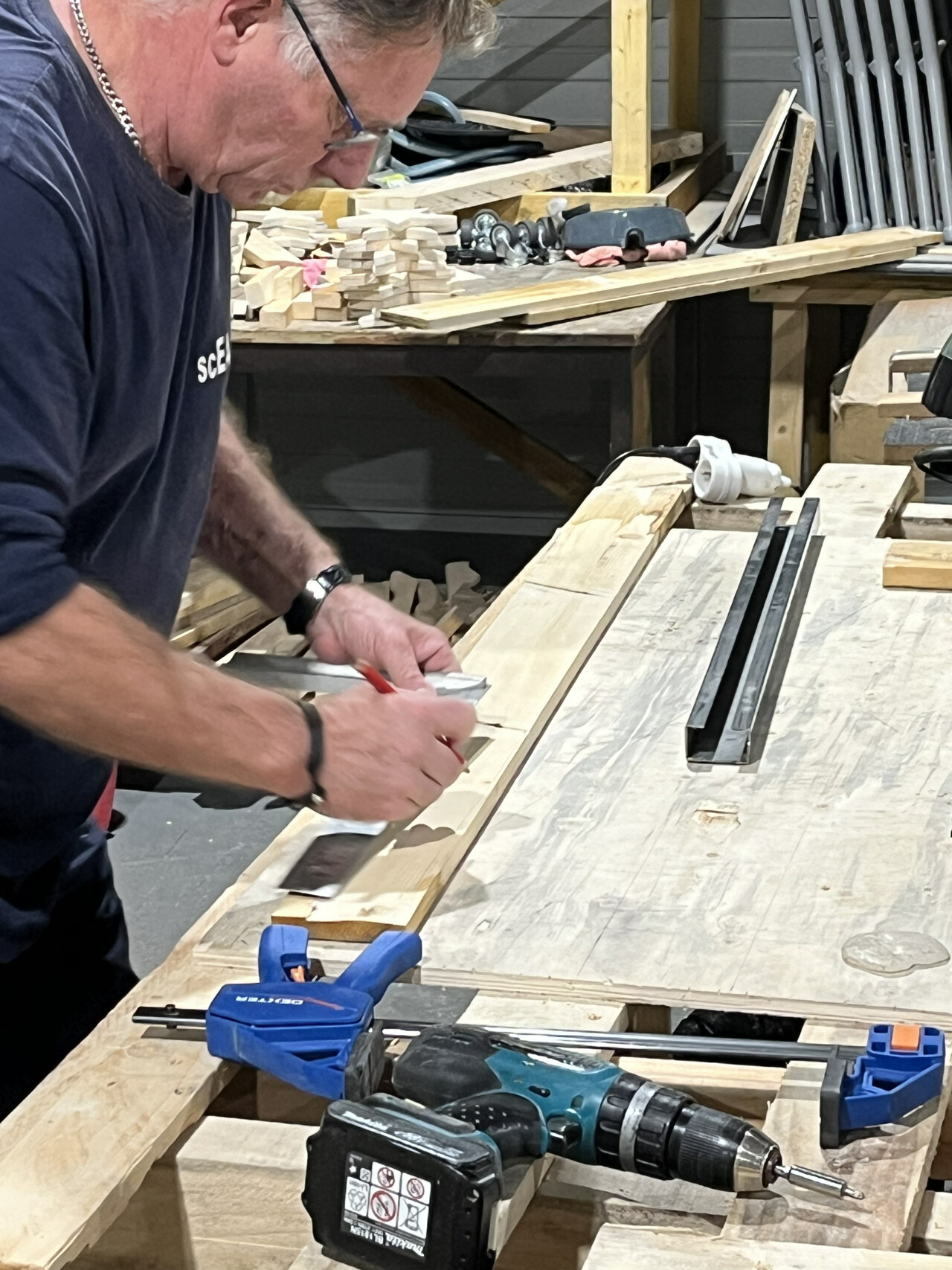 Un des employés scEAne entrain de scier le bois