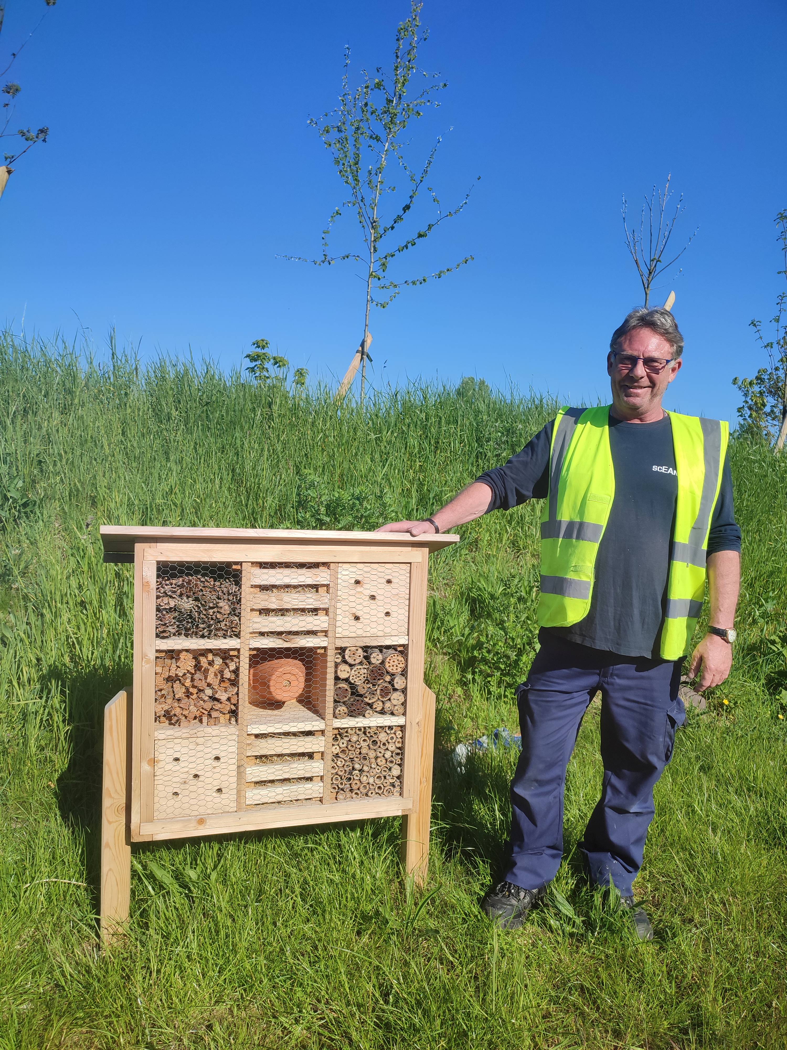 Un des employés scEAne entrain de scié le bois