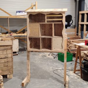Hôtel à insectes en bois recyclé – Fabrication artisanale et personnalisable