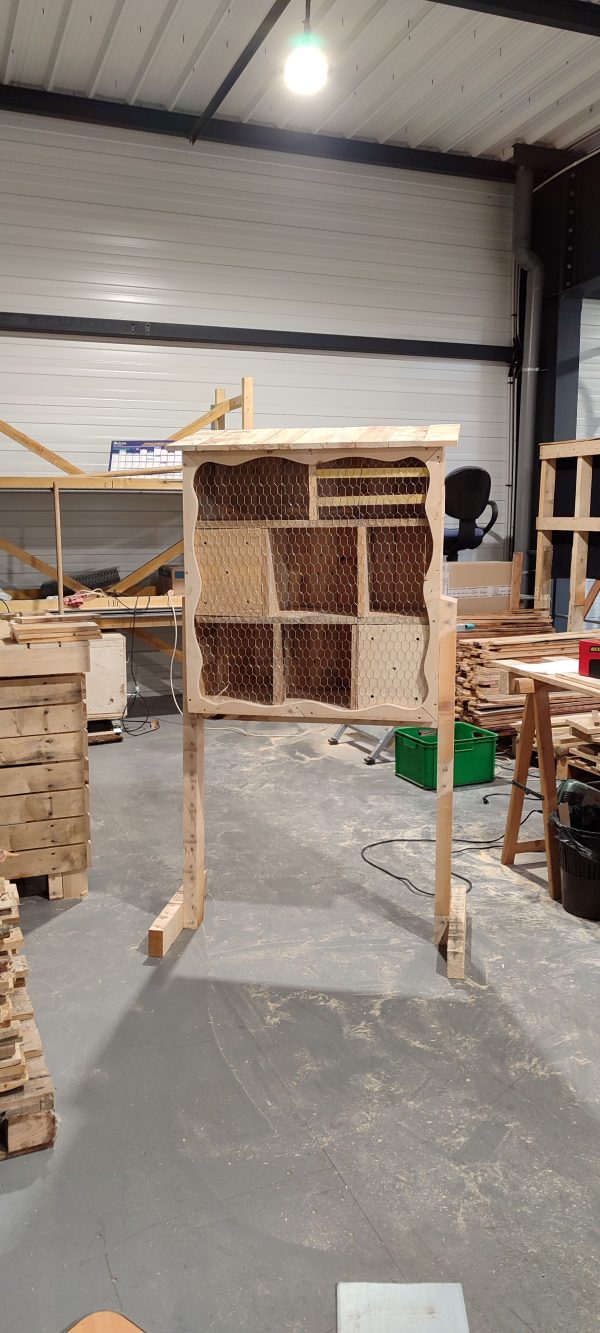 Hôtel à insectes en bois recyclé – Fabrication artisanale et personnalisable